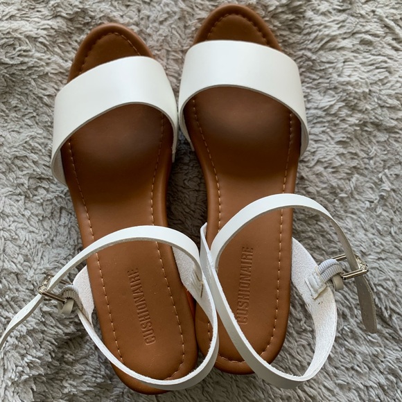 📦 SALE | CUSHIONAIRE | Sloan Faux Wood Sandal - Picture 4 of 11